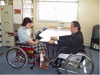 社会福祉法人　東京コロニー勝又理事長より感謝状を授与される中村の写真