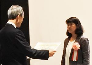 感謝状を授与されるOWW堀口社長